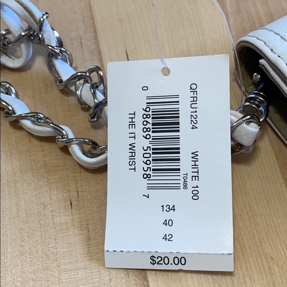 Villager ‘It Wristlet’ - Picture 10 of 10